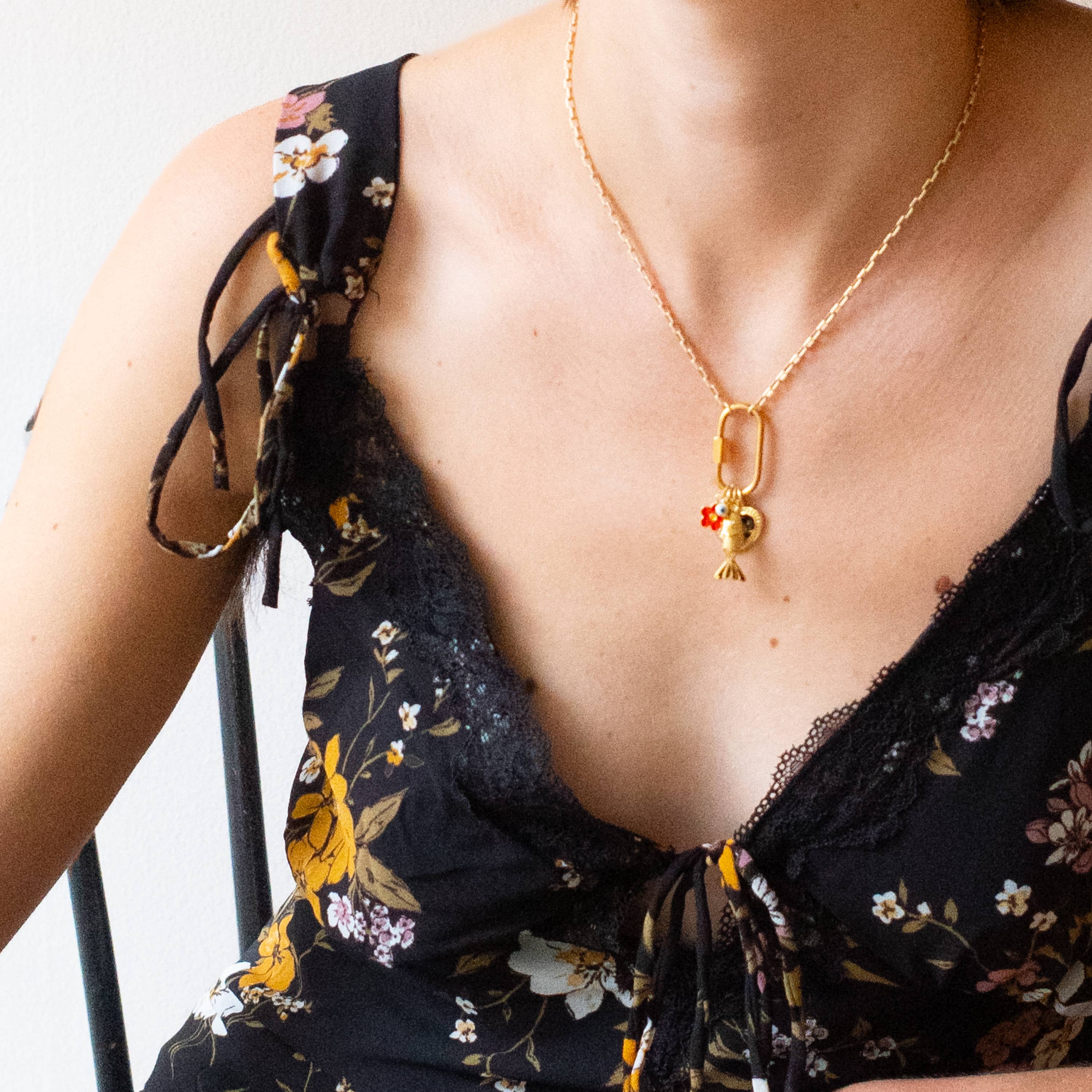 Nest Pretty Things - Vente Colliers à pendentif - Collier avec petit pendentif mousqueton doré et breloques cœur noir, poissons.1