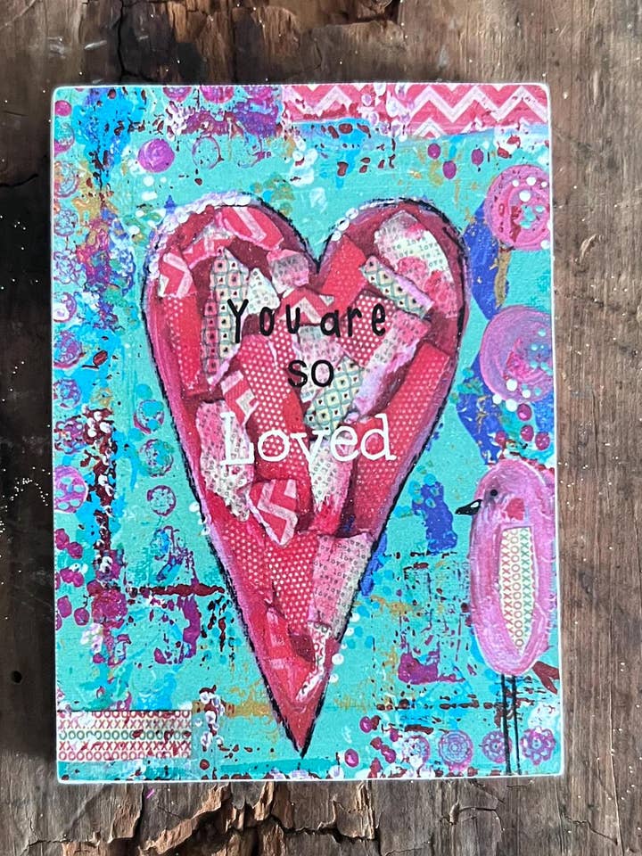 Aimant d'oiseau fantaisiste : Impression artistique sur bois "Tu es aimé" pour la vente par Sunshine Girl Designs