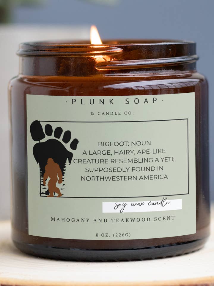 Candela di soia profumata a tema Bigfoot: Novelty Candle, Bigfoot per la vendita all'ingrosso da parte di Plunk Soap and Candle Company
