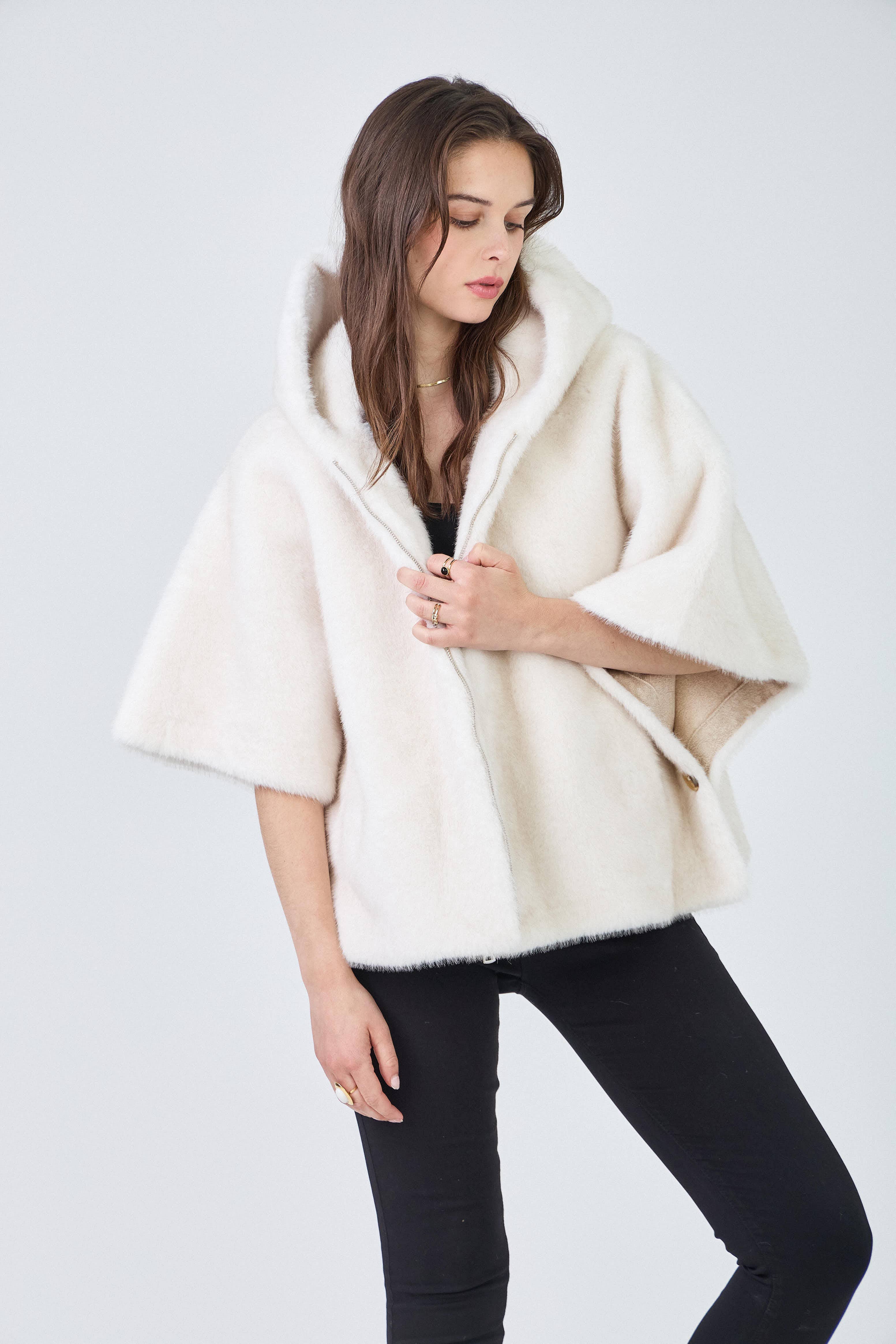 Giovanni Paris - Vendita all'ingrosso Pelliccia/Pelliccia sintetica - Donna - Mantella Alizée con cappuccio in ecopelliccia17