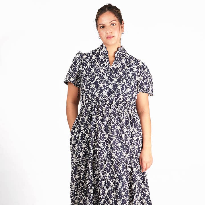 Robe longue à plusieurs niveaux en broderie anglaise florale en bleu marine pour la vente par Sarta