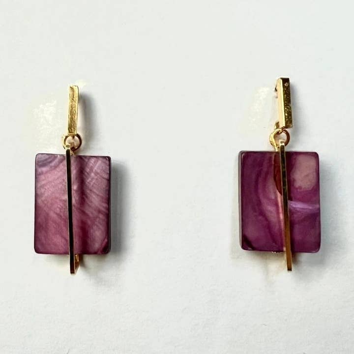 Boucles d'oreilles en nacre violette pour la vente par Wood + Feather Designs