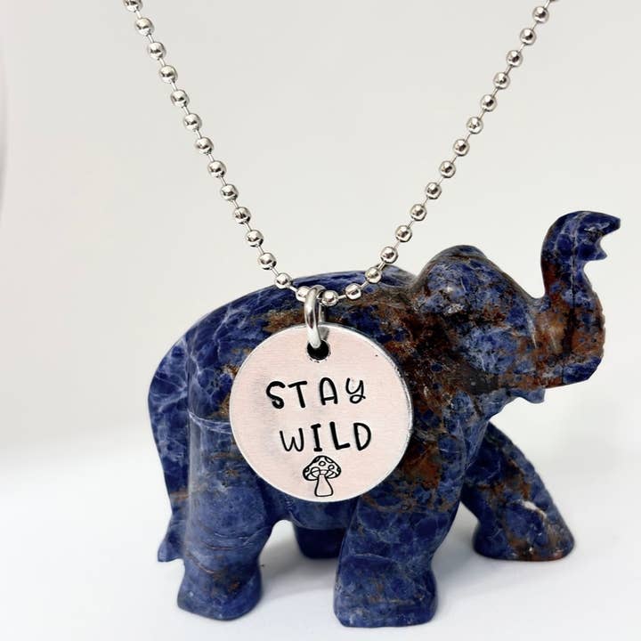 Collier estampé à la main "Stay Wild" – Pendentif champignon – Bijoux en aluminium cottagecore pour la vente par Handmade by Marlayna