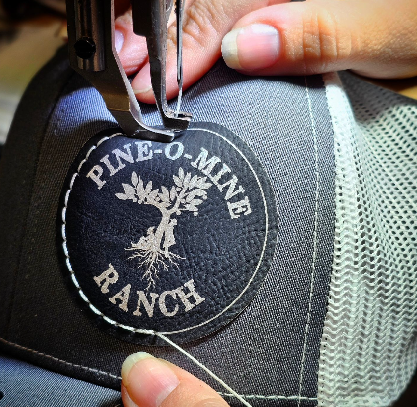 Mad River – Engroshandel Trucker hat - Unisex – Richardson 112 Trucker Hat m/Custom Round Kunstlæder Patch4