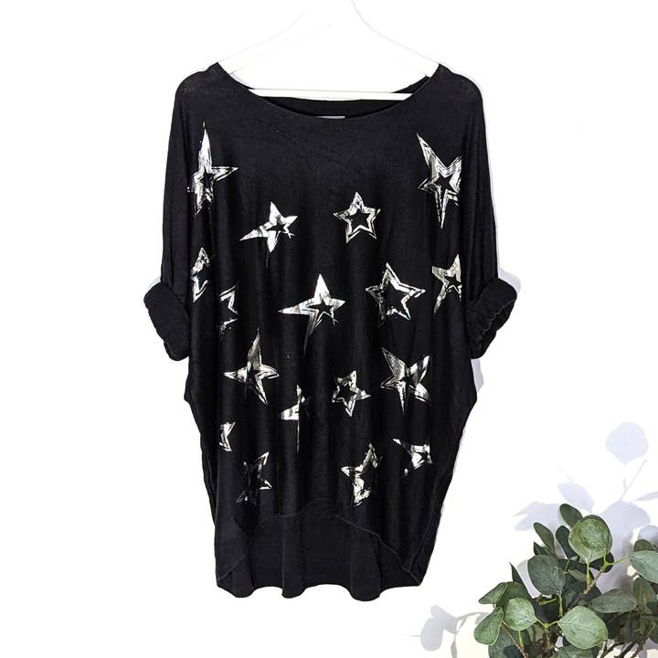 Haut confortable hi-lo avec étoiles argentées en impression à chaud (M) pour la vente par Tempest Designs