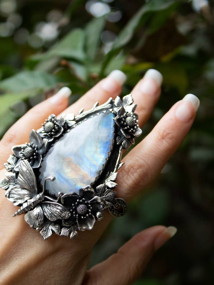 Vuelo de Jardín a la Luz de la Luna — Anillo de Declaración de Piedra Lunar, 7746 para venta al por mayor de Ambra Jewels