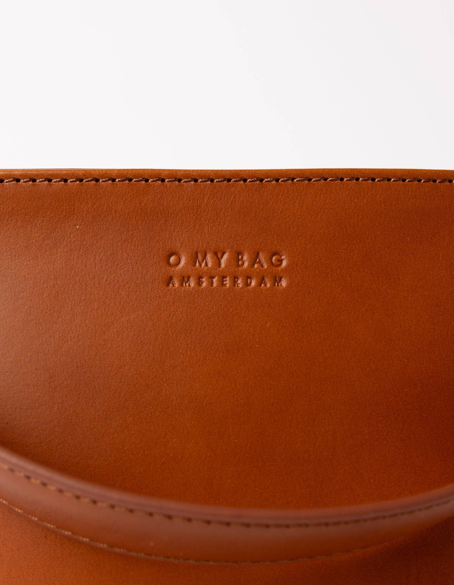 O My Bag – wholesale Axelremsväska – Dam – Bobbi Hinkväska Midi - Cognac Klassiskt Läder6