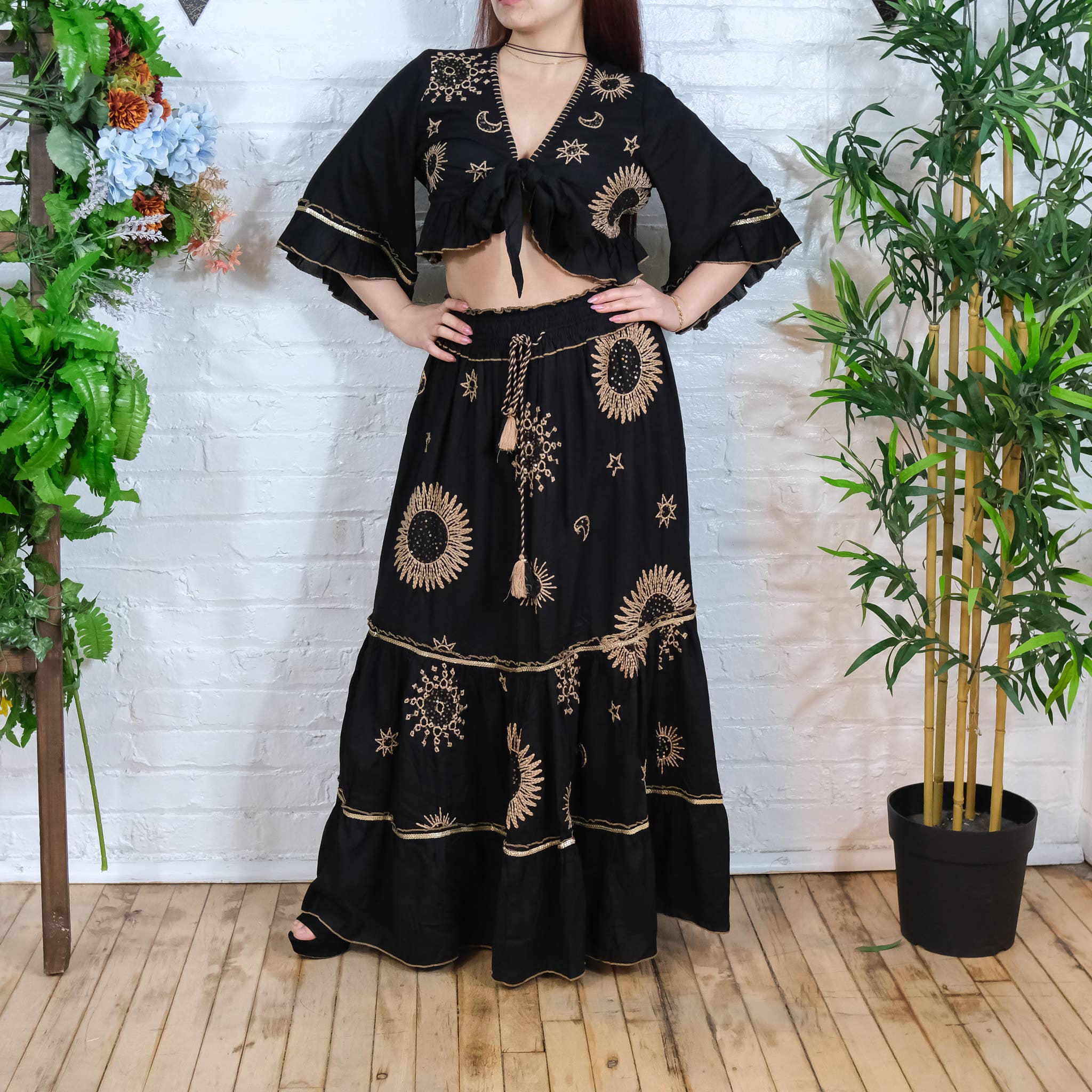 Karma Nepal Crafts – Großhandel Set aus Oberteil und Rock – Damen – Fließender, gestufter Rock mit Handstickerei und Oberteil mit Rüschenärmeln11