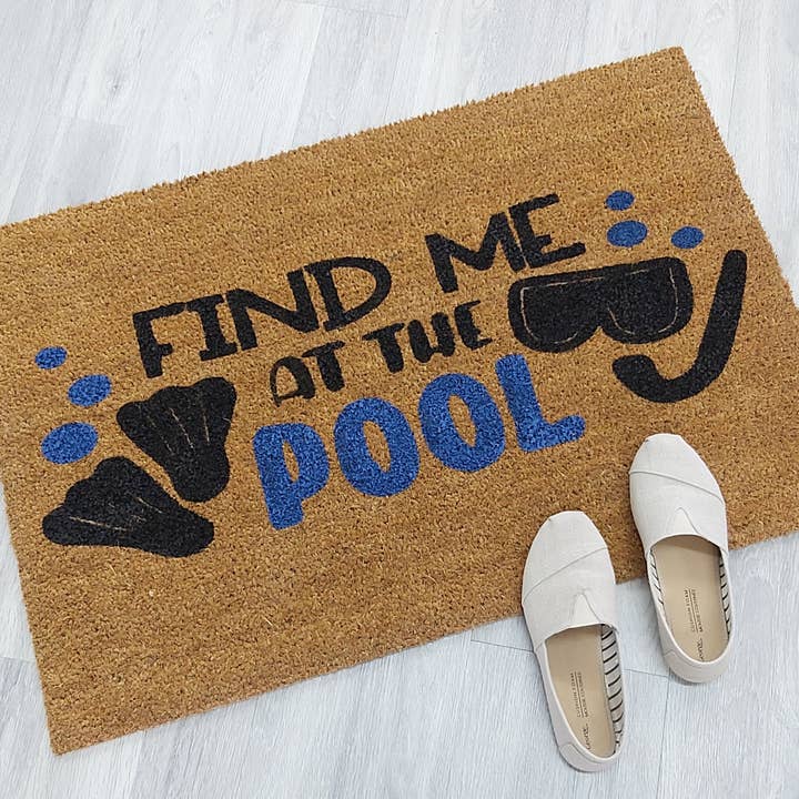 Find mig ved poolen - Dørmåtte for engroshandel hos Crafty Crystal