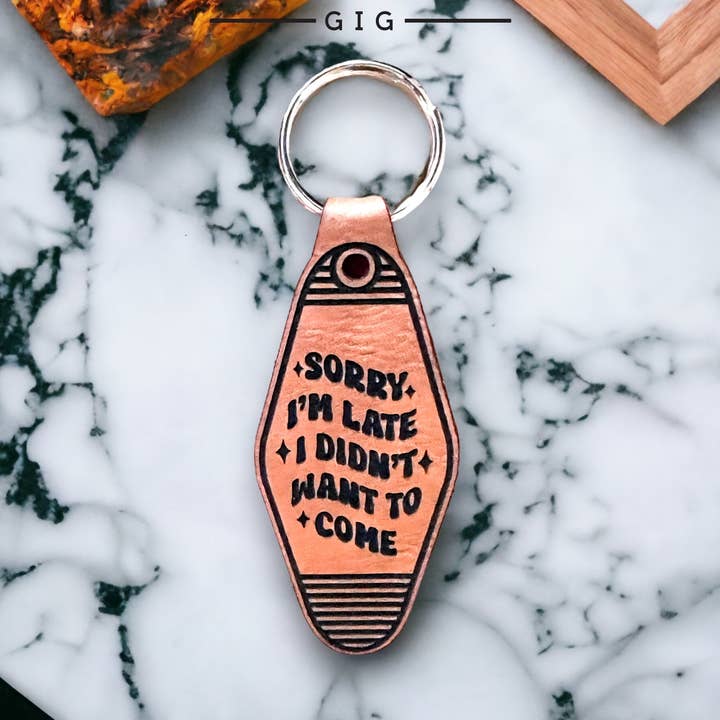 Sorry dat ik te laat ben, ik wilde niet komen Leather Keychain voor wholesale door Lateral Gig