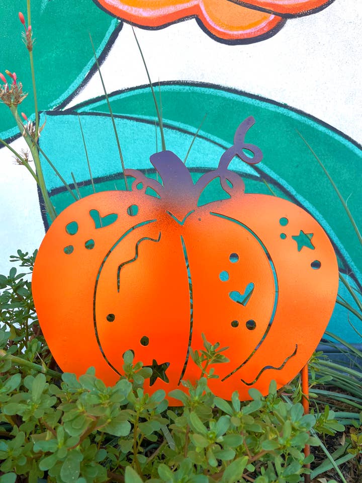 Citrouille mignonne pour la vente par Garden Deva Sculpture Co.