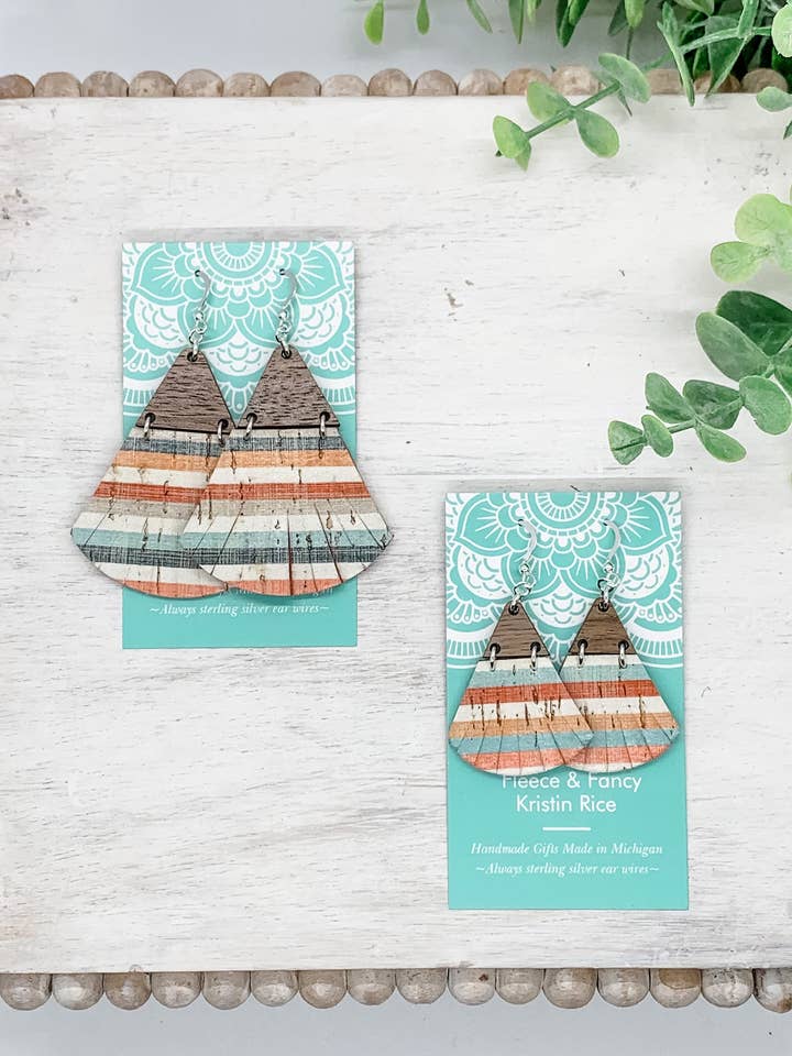 Handgjorda Cabana Stripe Triangel Frans Örhängen för wholesale av Fleece & Fancy