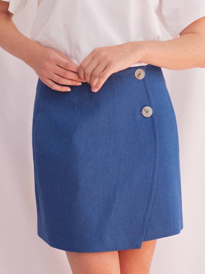 Jupe jean bleue pour la vente par Un baiser français s'il vous plaît