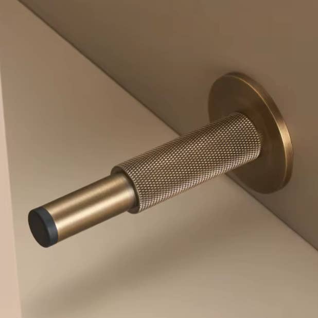 Butée de porte moletée en laiton massif avec embout en caoutchouc protecteur – Butée de porte au sol moderne et robuste pour la vente par Modern Home by Bellver