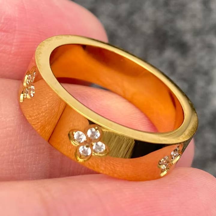 Anello in Acciaio Inox Placcato Oro 18K con Quadrifoglio in Zirconia Cubica - FGS per la vendita all'ingrosso da parte di Mio Queena