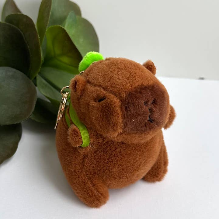 iconic mi – Großhandel Schlüsselanhänger – Damen – Beutelanhänger Capybara Plüsch-Schlüsselanhänger mit Schildkrötenrucksack