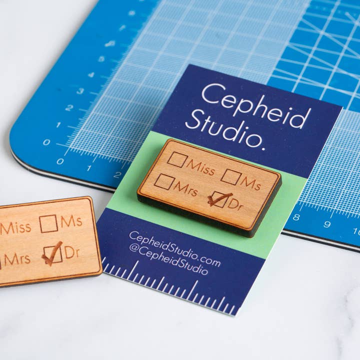 Cepheid Studio - Wholesale Reversspeld/knoop - Miss/Ms/Mrs/Dr pinbadge3