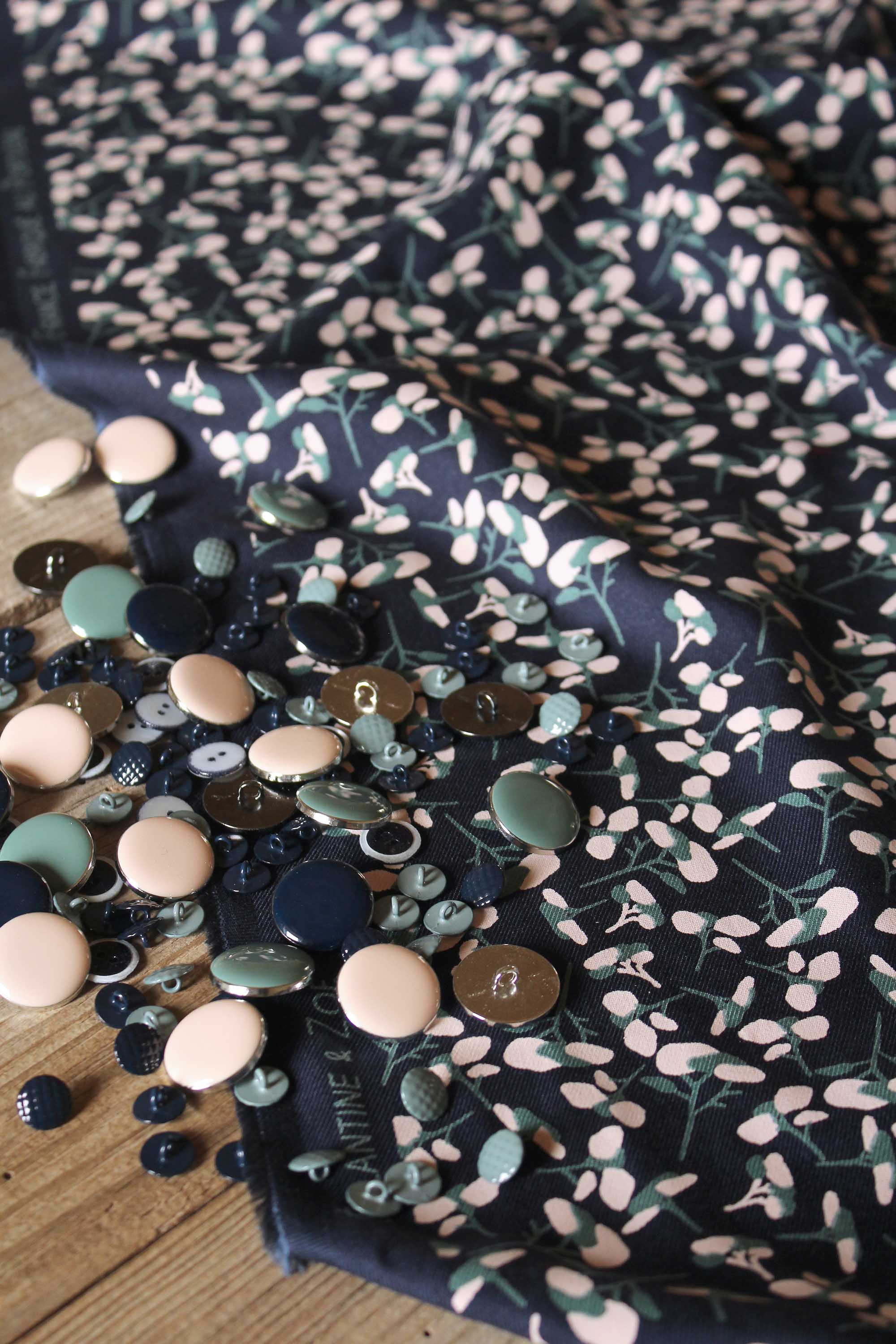 Eglantine et Zoé - Wholesale Stofrol - Atlantisch blauwe viscosestof van keperstof9