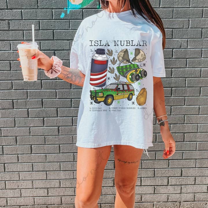 Isla Nublar, t-shirt graphique, t-shirt graphique surdimensionné, cadeaux pour pour la vente par The Babe Cave Co