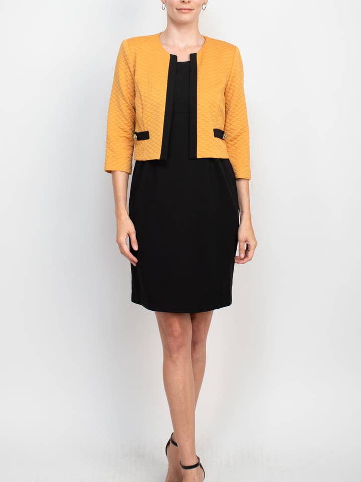 Studio One bodycon jurk met boothals, mouwloos, ritssluiting aan de achterkant, effen stretch crêpe en 3/4 open voorkant gewatteerd jasje. voor wholesale door Immediate Apparel