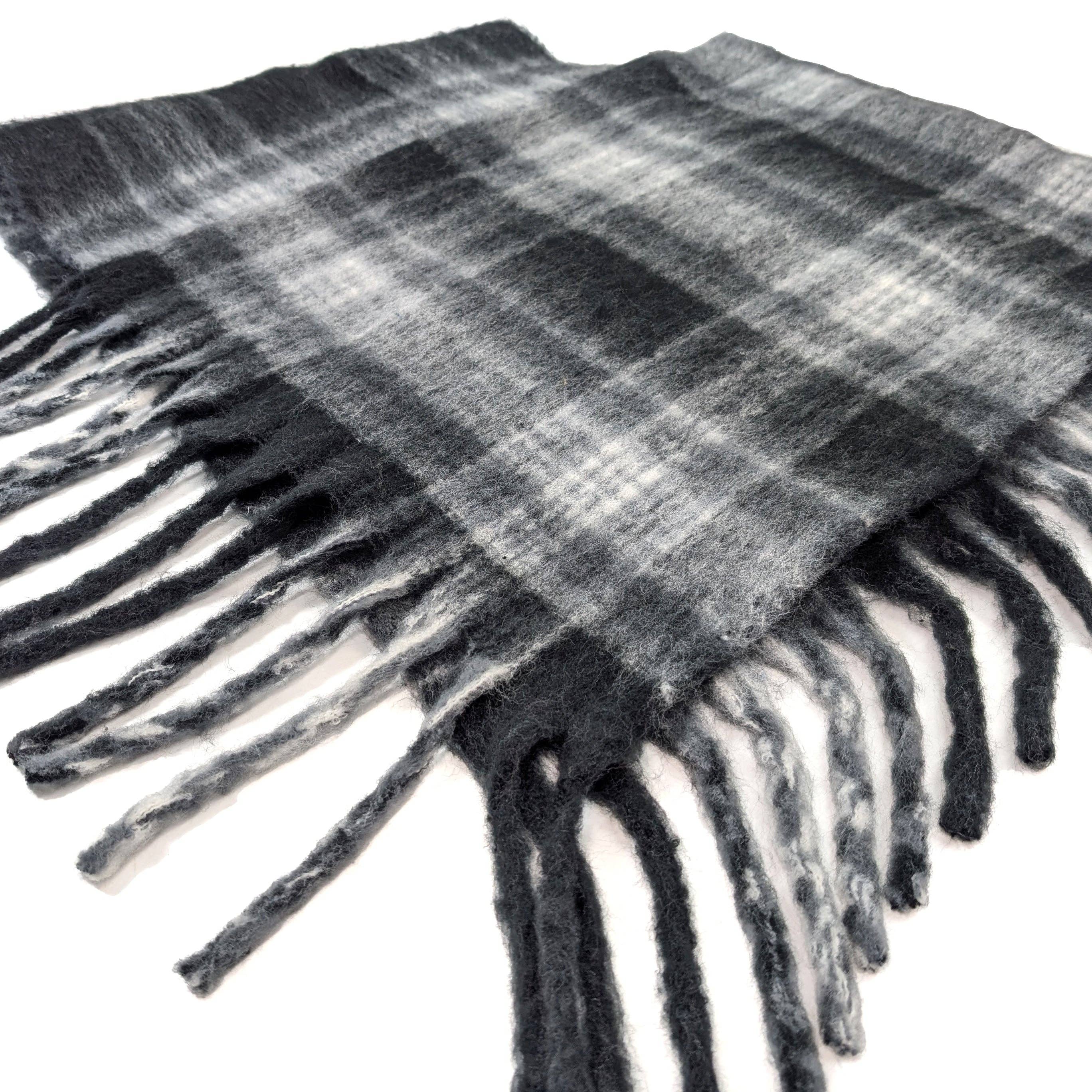 Black Ginger – Engroshandel Poncho - Dame – Monokrom ternet plaid poncho - tyk og hyggelig fornemmelse1