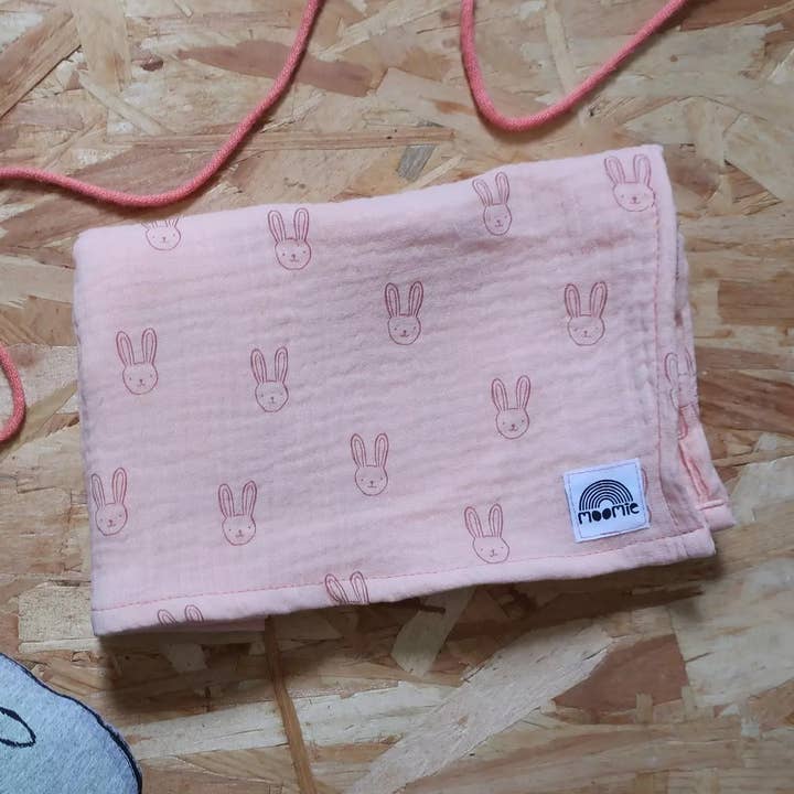 Lange swaddle met konijnen in zalmkleur voor wholesale door MOOMIE