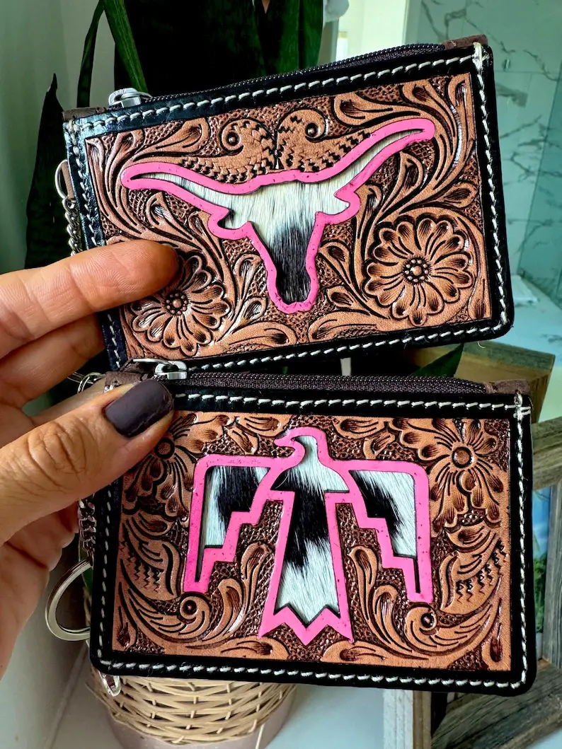 Boho Ranch Shop - Vendita all'ingrosso Portafogli - Donna - Portachiavi in pelle lavorata a mano Portafoglio Thunderbird Longhorn Cappello con fiocco1