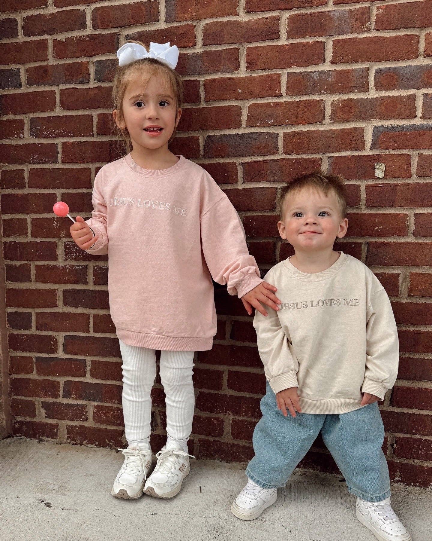 At Noon – Großhandel Sweatshirt – Kinder – [At Noon Original Design] Kinder JESUS LIEBT MICH Batik-Sweatshirt (6m-7y) - Beige Grau4