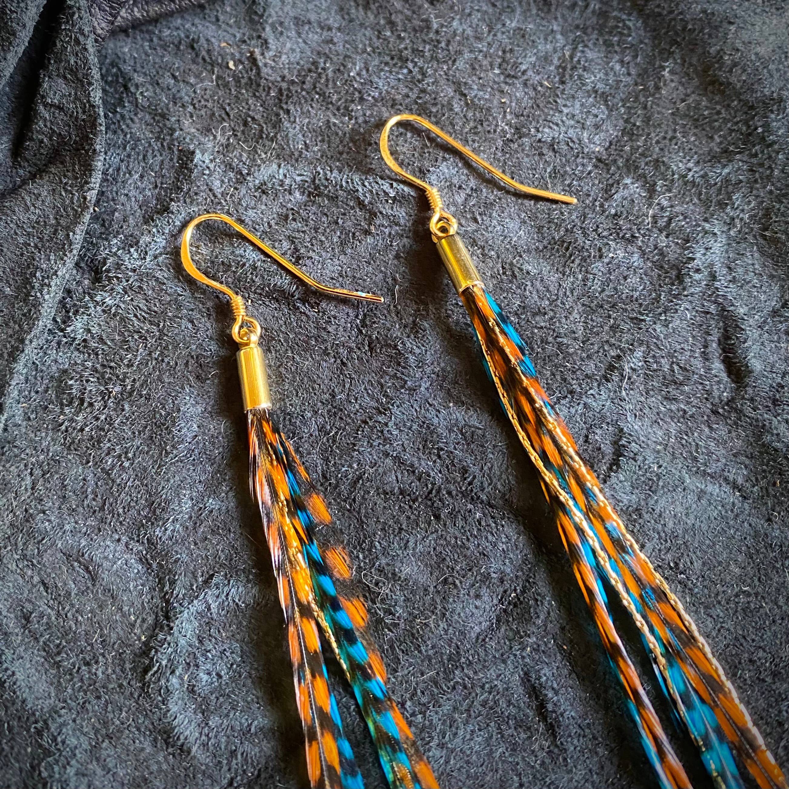 Grizzly naranja y grizzly turquesa/dorado Pendientes mini de plumas - Grizzly naranja y Grizzly turquesa de venta al por mayor en Faire5