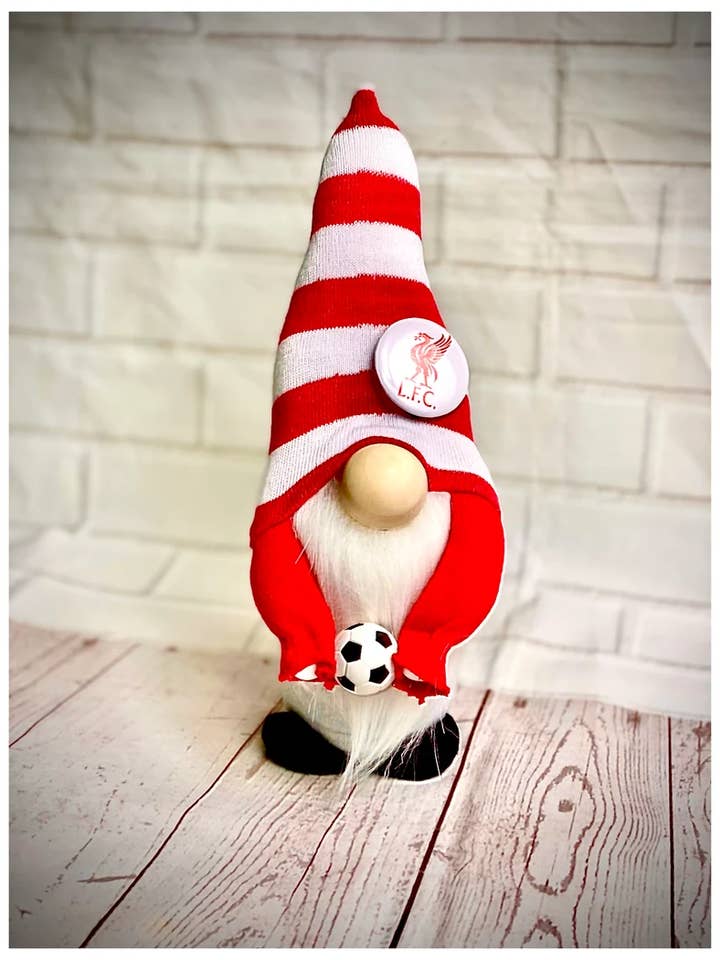 Gnomo da calcio del Liverpool FC fatto a mano per la vendita all'ingrosso da parte di Forever Gnomes UK Store