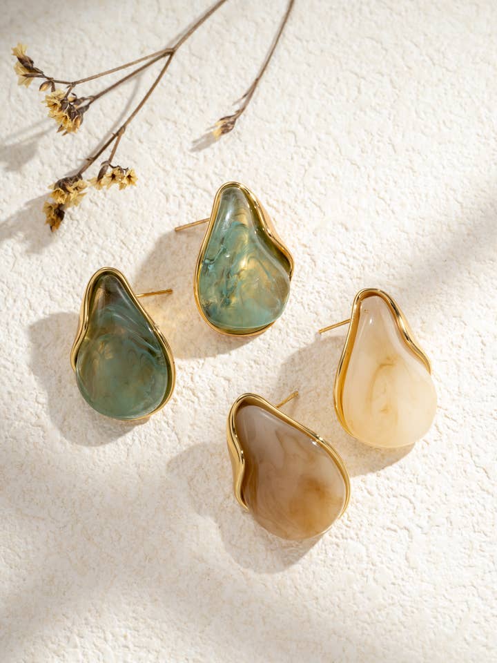 Trendige goldene Harz-Ohrringe aus Edelstahl für den Großhandel von COSMOS