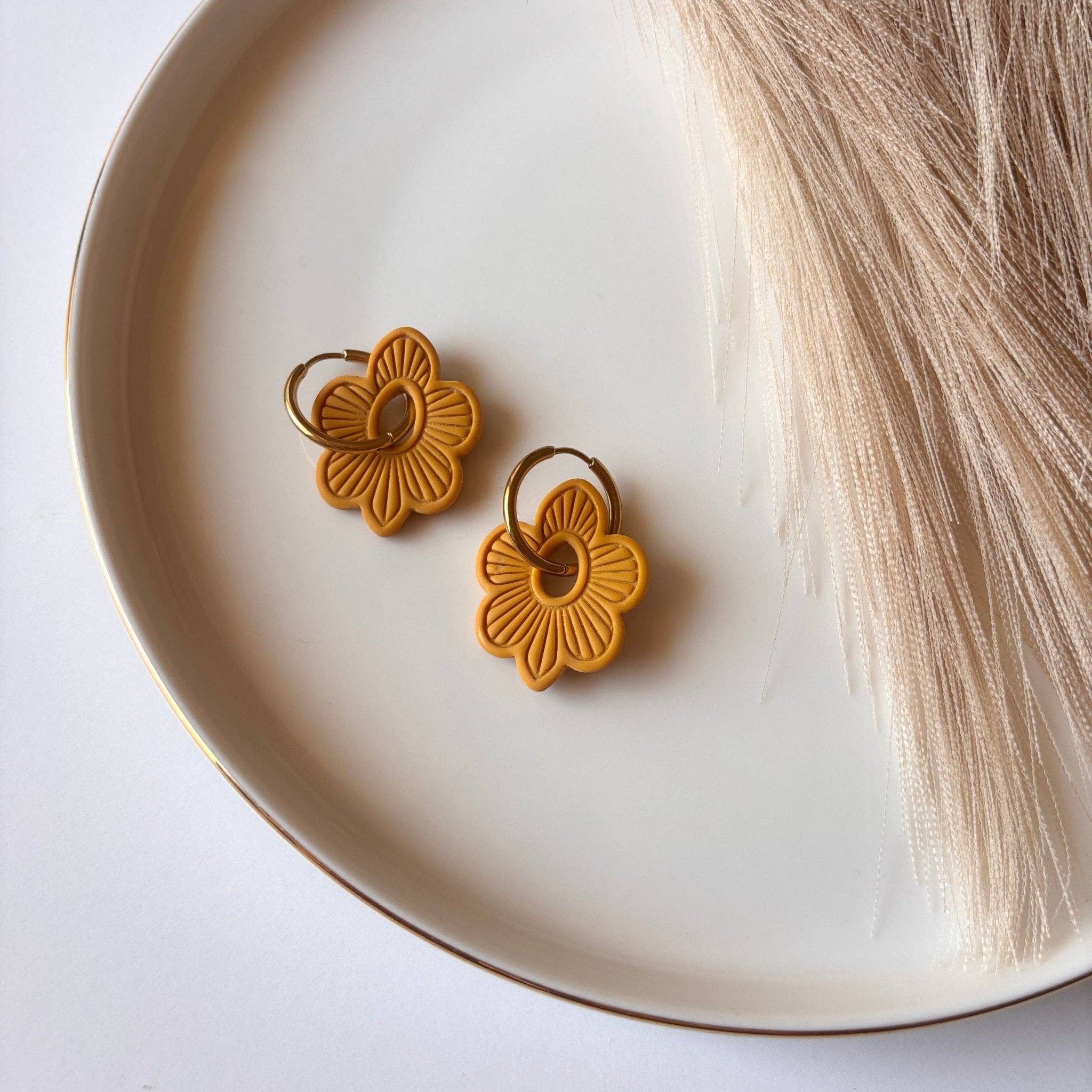 DUESTELLE ITALIA - Wholesale Dangle Earrings - Amaia - Hoop earrings with 18K gold-plated flower charm6