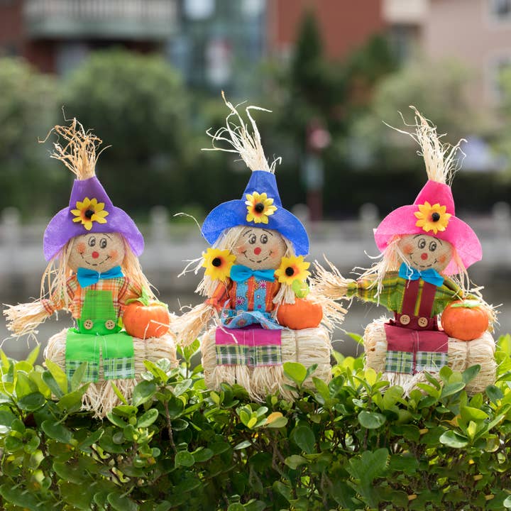 Quickway Imports - Wholesale Outdoor Ornament/Decor - Gardenised 12 Inch Sitting on Straw and Hay Bales Multicolor