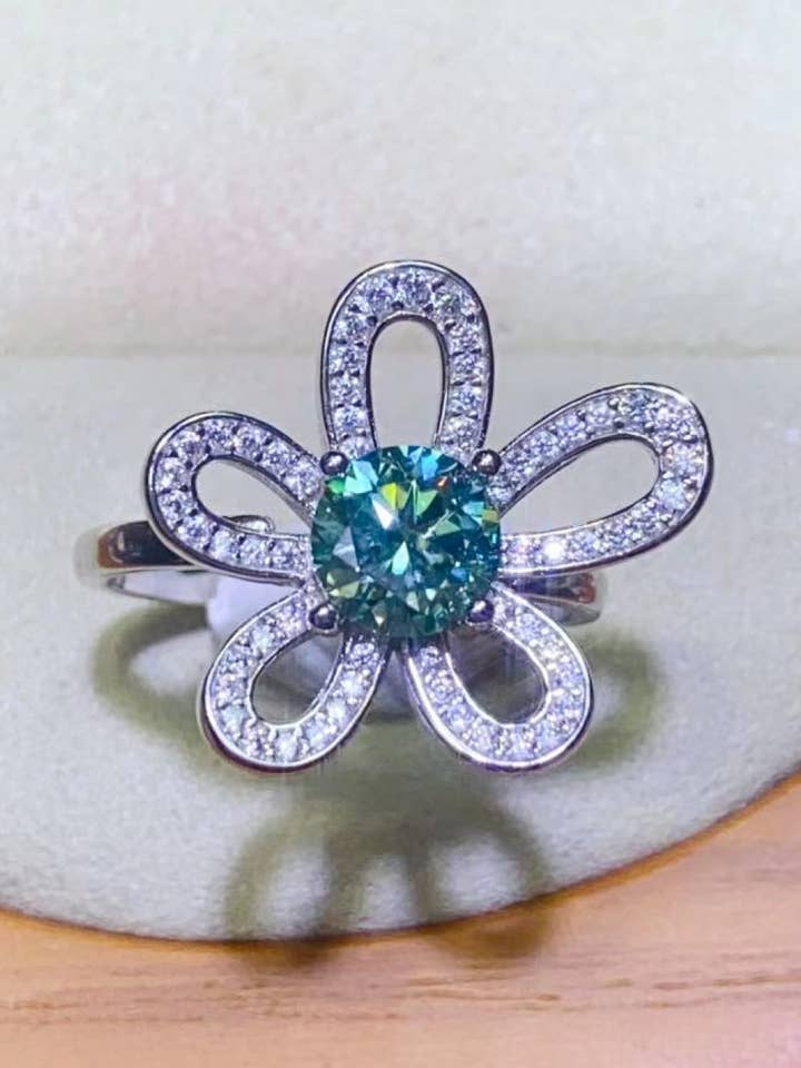1 karaat groene moissanite open ring in bloemvorm voor wholesale door Sparkala