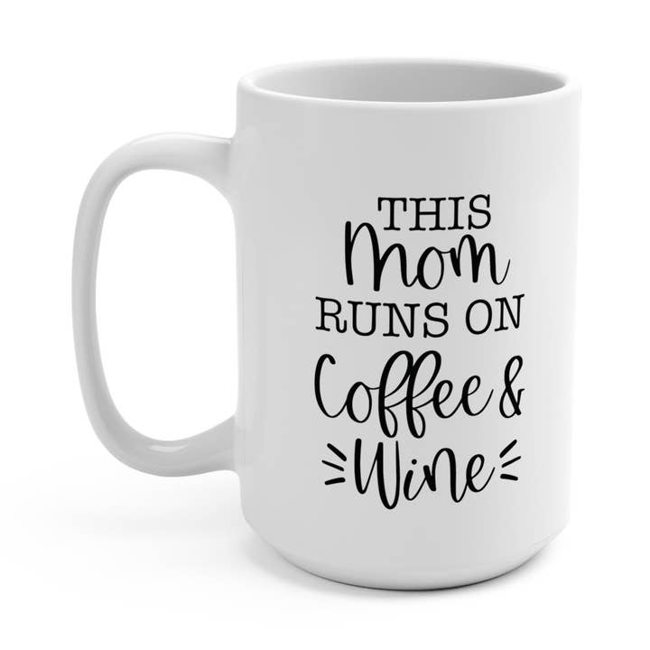 Tasse à vin This Mom Runs On Coffee 15 oz This Mom Runs On Coffee & Wine Tasse à vin 15 oz en céramique pour un mélange parfait de relaxation et d'énergie Tasse à vin pour la vente par QDTee Boutique