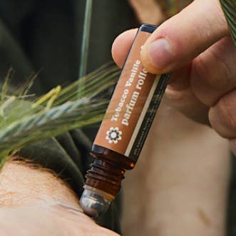 Profumo Naturale al Tabacco e Vaniglia Roller – Fragranza Dolce e Affumicata per la vendita all'ingrosso da parte di Cedar Hill Homestead