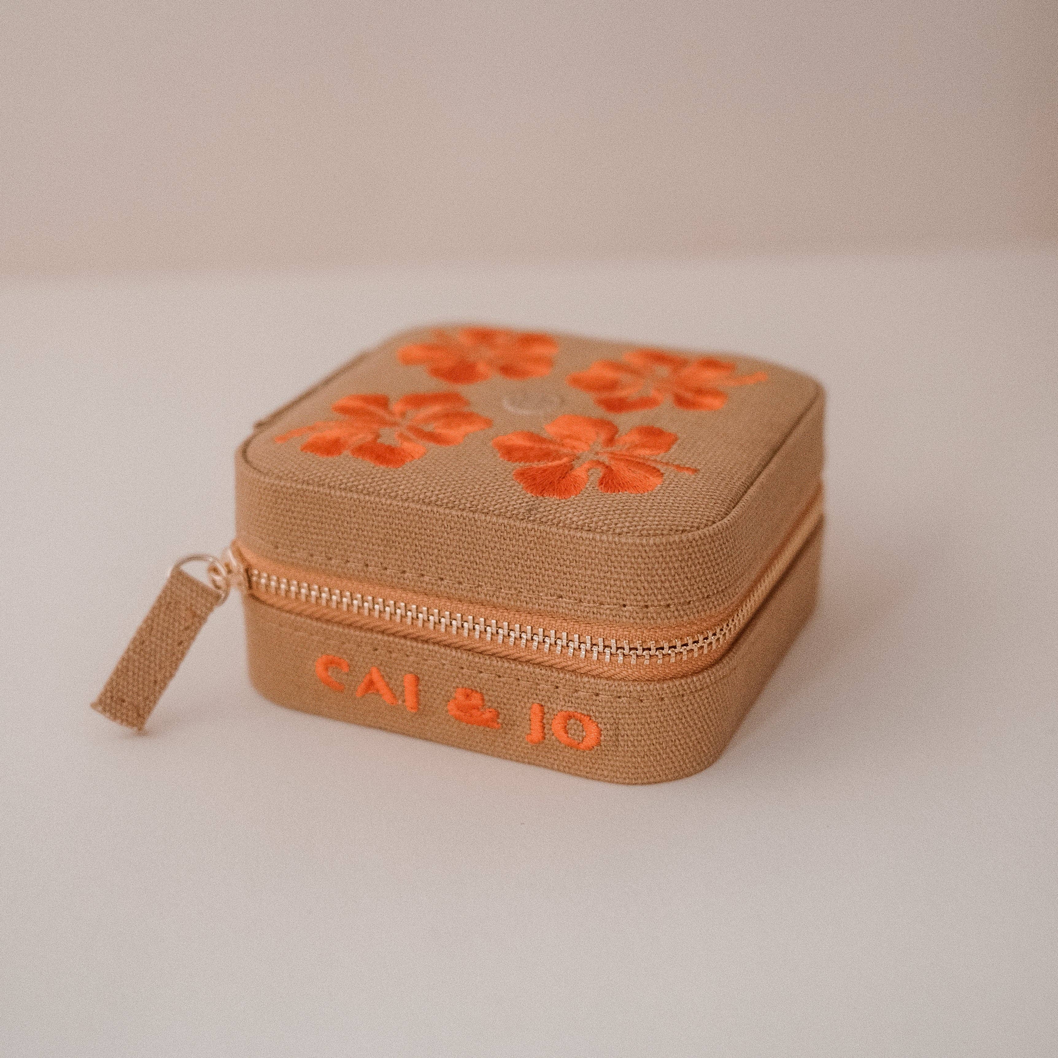 cai & jo USA - Wholesale Jewelry Box/Organizer - Travel Jewellery Case in Ochre Linen3
