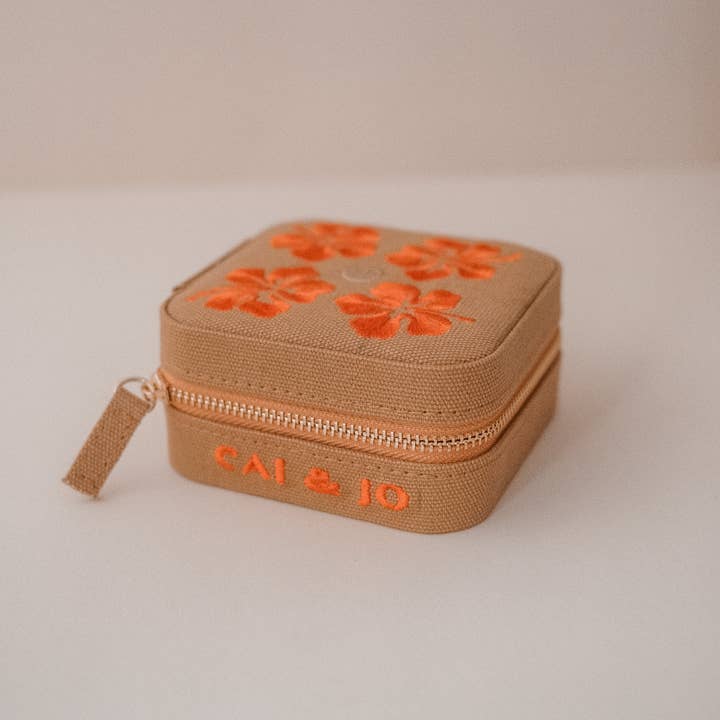 cai & jo USA - Wholesale Jewelry Box/Organizer - Travel Jewellery Case in Ochre Linen3