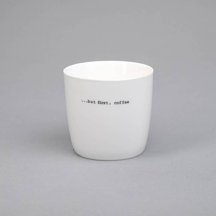 Sögne Home – Großhandel Kaffeebecher – Sögne Tasse Weiß „... but first Coffee“