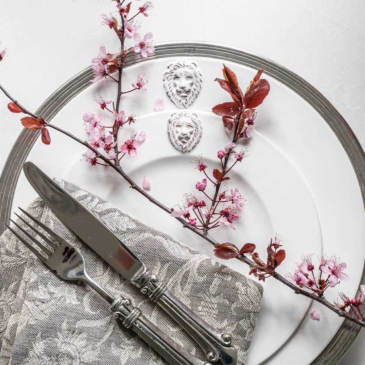 Arte Italica & Crown Linen Designs - Wholesale Dinner Plate - Renaissance Leone Dinner Plate2