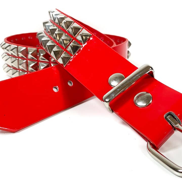 BT104P-ROSSO VERNICE CINTURA CON BORCHIE A PIRAMIDE 3 FILE 1/2", LARGHEZZA 1 3/4" per la vendita all'ingrosso da parte di Funk Plus