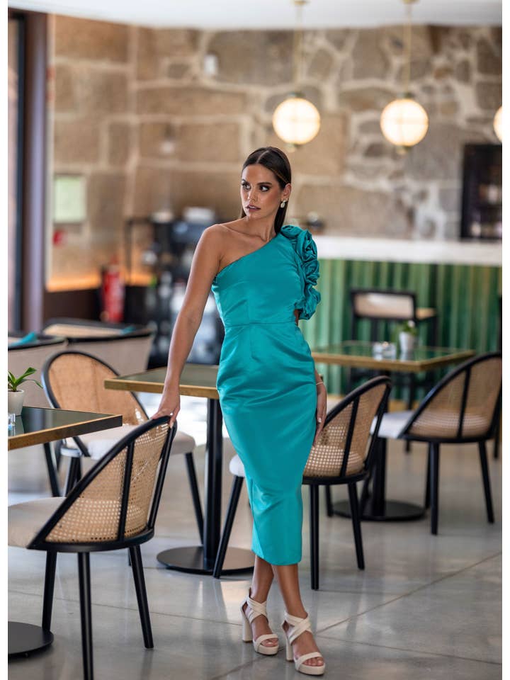 MAUÎ OFFICIAL Atelier - Wholesale Jurk - Dames - Aqua groene gestructureerde midi-jurk met asymmetrische halslijn3