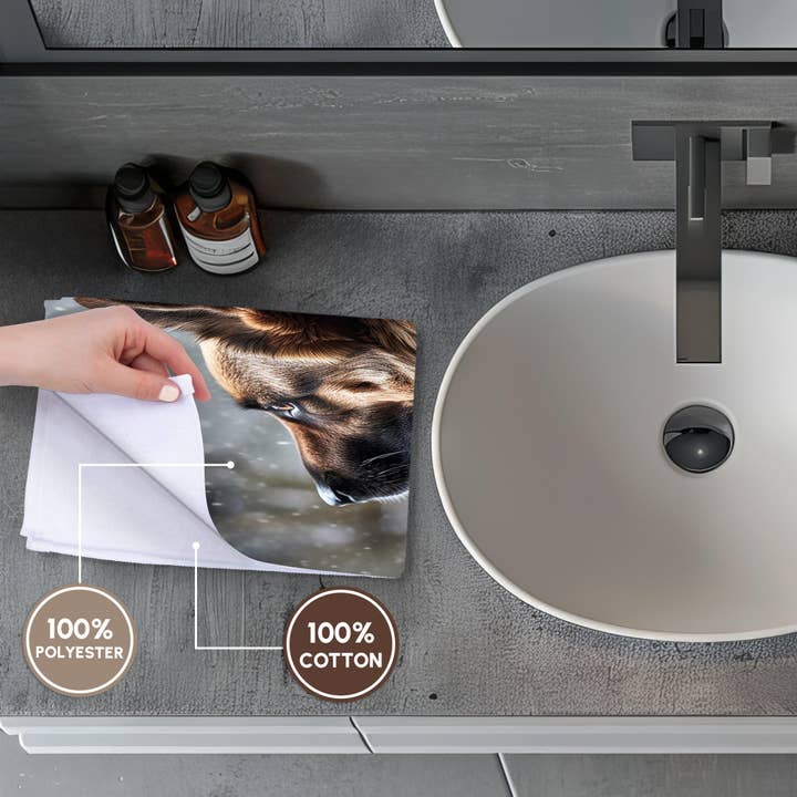 3dRose – Großhandel Badehandtuch – 3dRose, Fotografie eines Deutschen Schäferhundes, der aus einem Fenster auf den Schnee blickt., Handtuch3