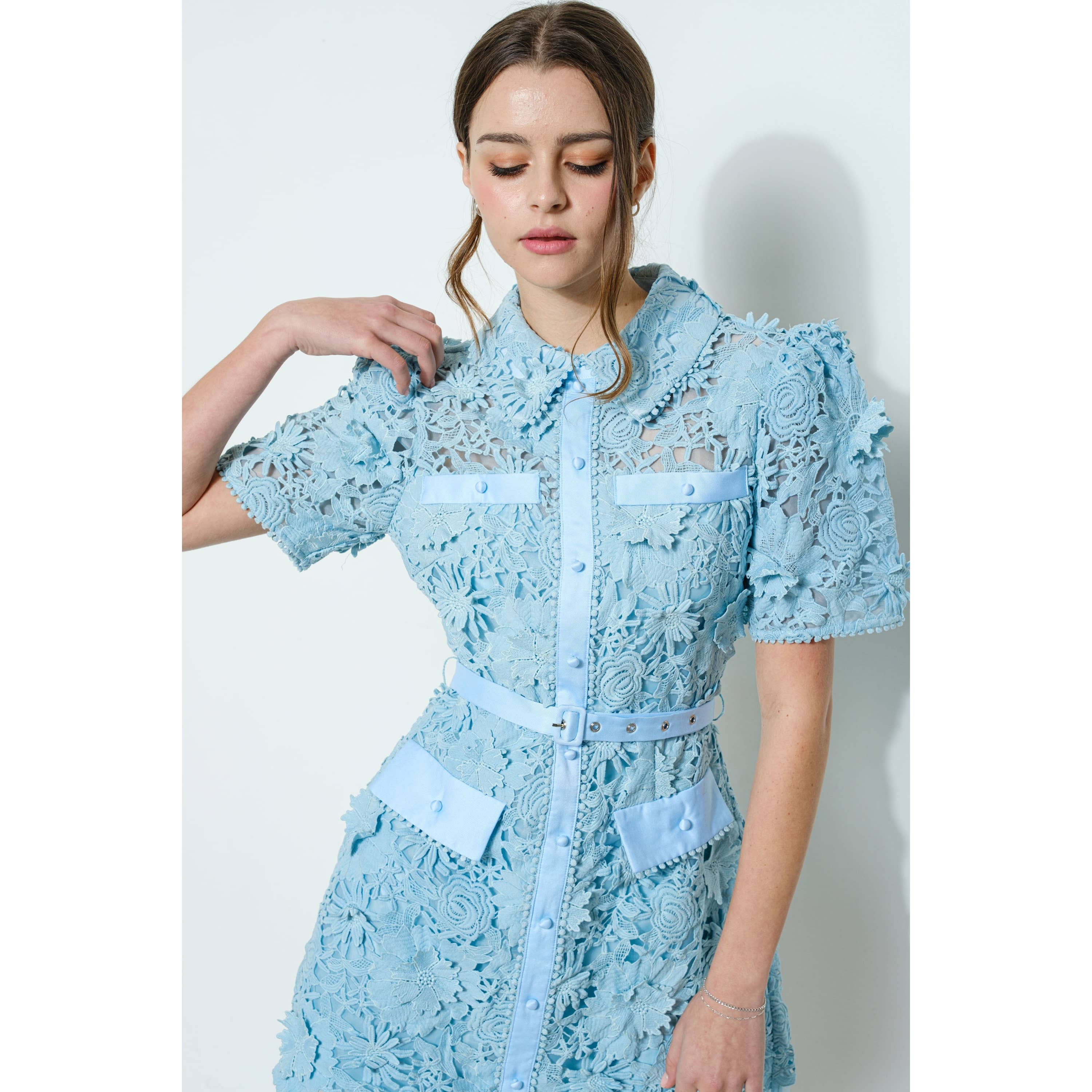 INA – Engroshandel Kjole - Dame – Kort pufærmet blomstret blonde minikjole med bælte22