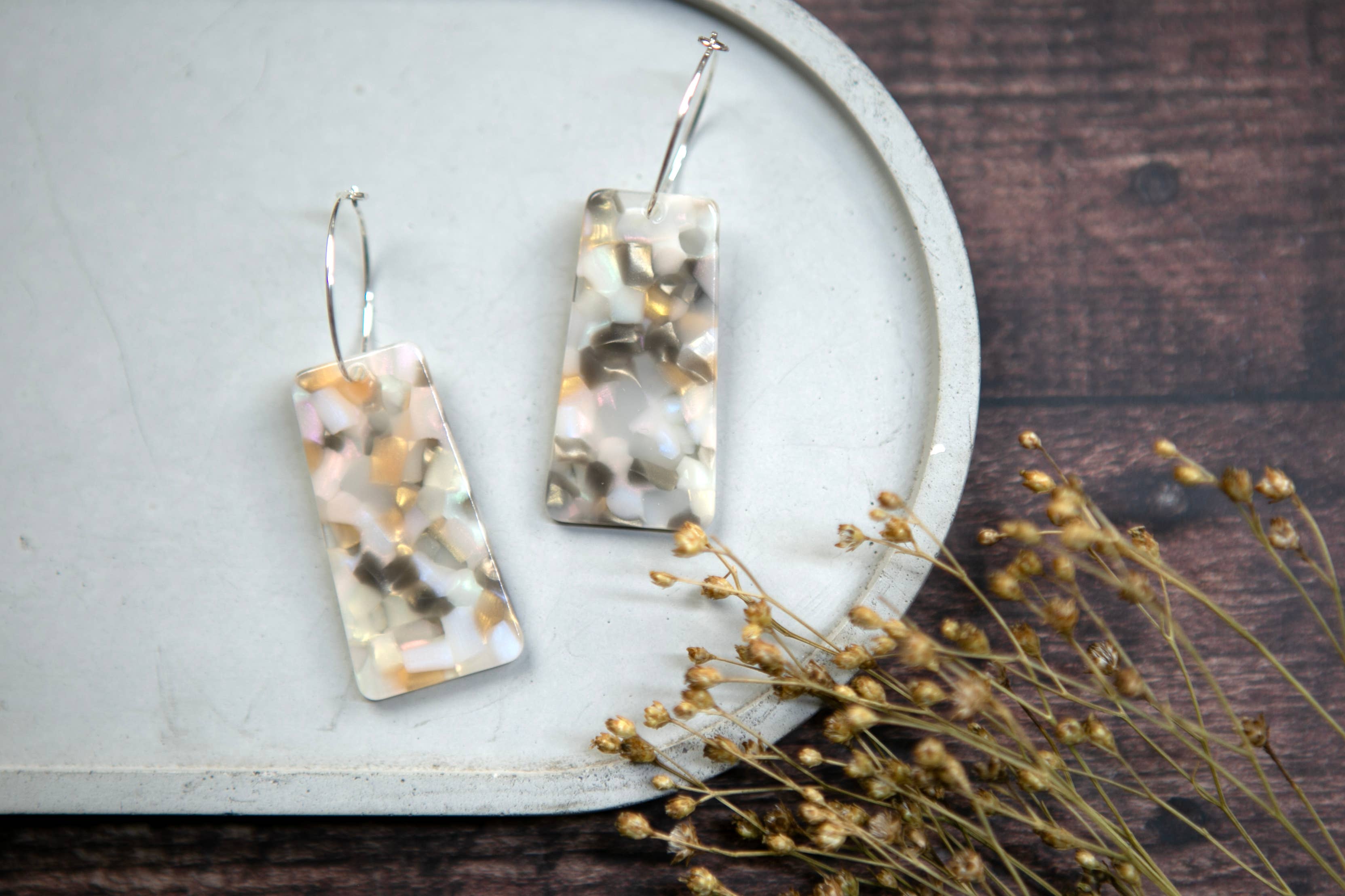 The Old Farmhouse Jewellery - Vendita all'ingrosso Orecchini pendenti - Cerchi rettangolari in argento Sterling acrilico, design accattivante3