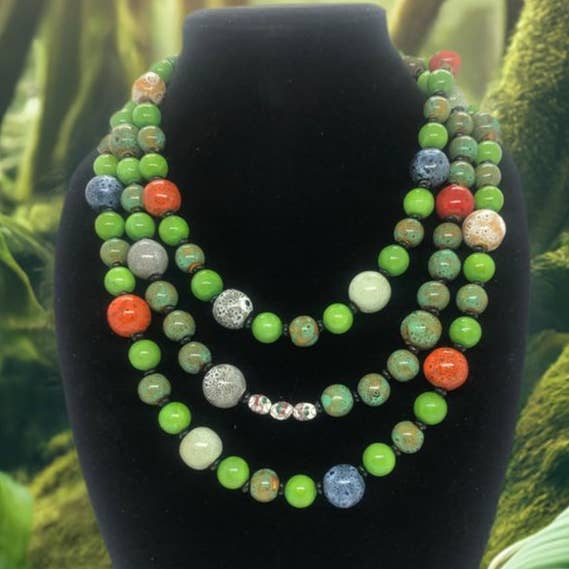 Colar Sempre Verde | Joalharia em Camadas de Contas Vibrantes de Porcelana e Vidro por atacado de Exotic by Nature Jewelry