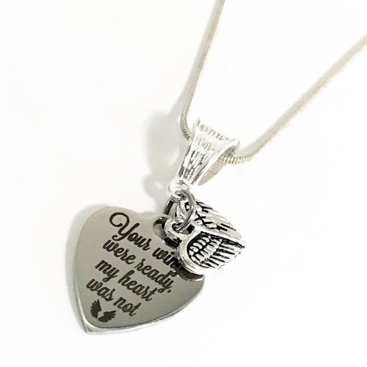 Le tue ali erano pronte, il mio cuore no. Ciondolo a forma di cuore su collana a catena d'argento, collana commemorativa, ali d'angelo, regalo di condoglianze. per la vendita all'ingrosso da parte di JKCE Designs