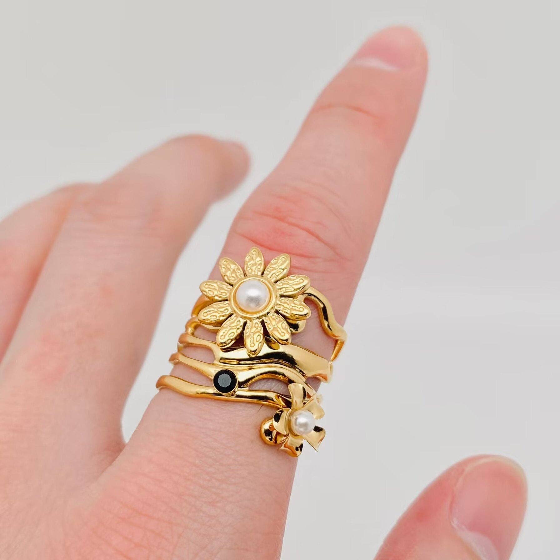 Mio Queena – wholesale Cocktail/statement ring – Sunflower 18K Gold Plated Stainless Steel Ring - FGS1