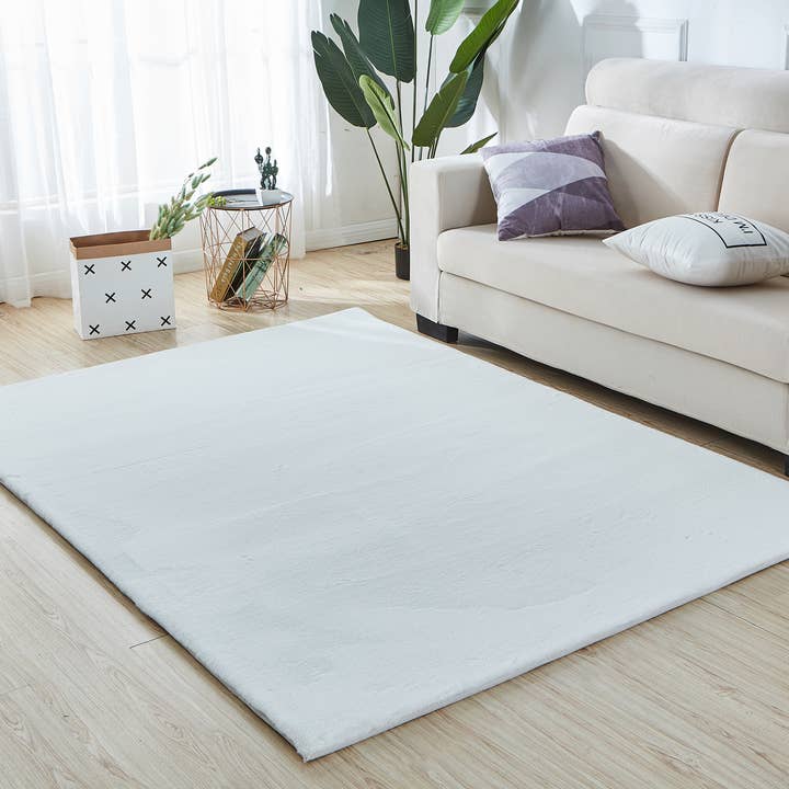 Lily Luxury Chinchilla Tapis rectangulaire en fausse fourrure pour la vente par Amazing Rugs