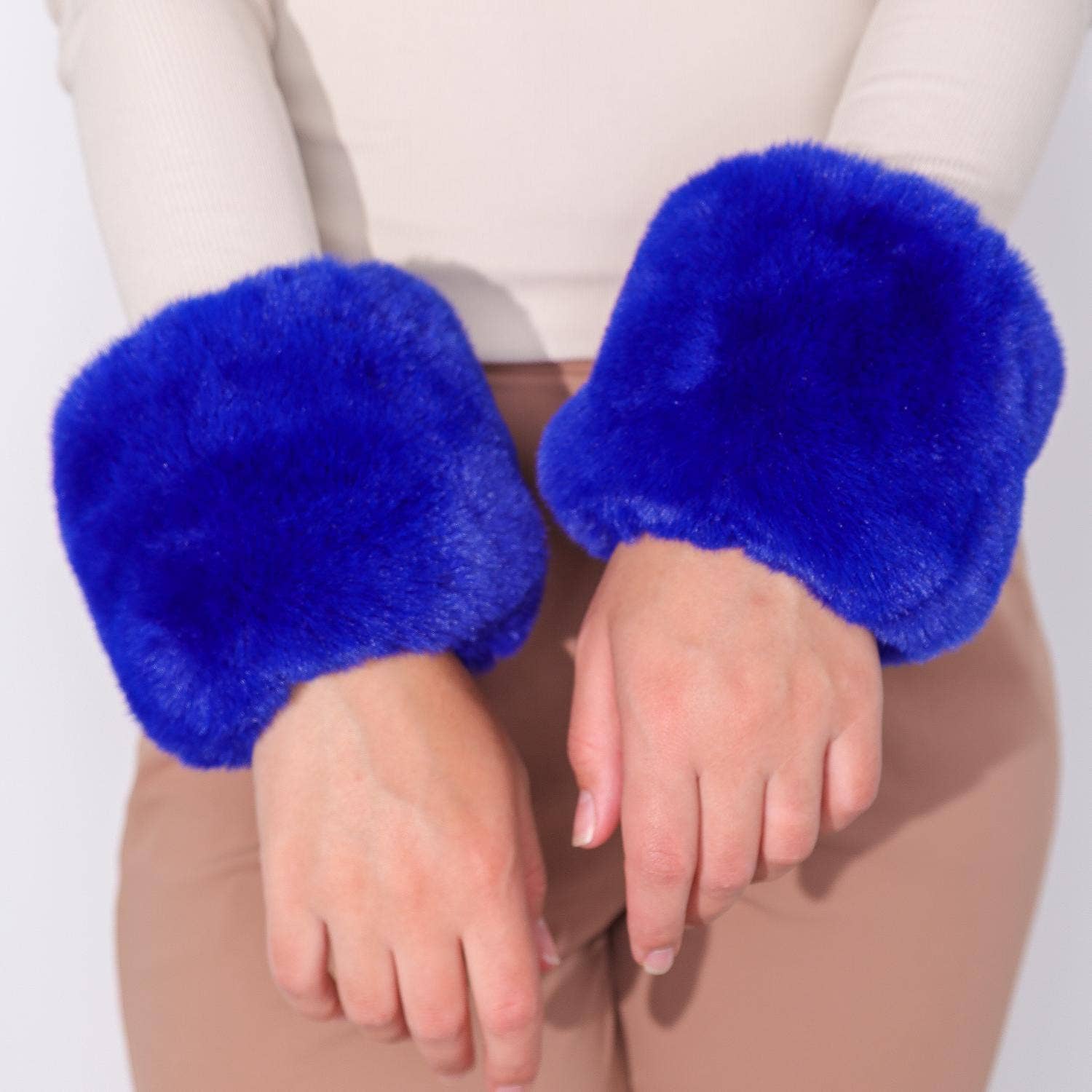 PEACH ACCESSORIES - Wholesale Fur/Faux Fur Coat - Women's - Glamorous Faux Fur Cuffs 00829